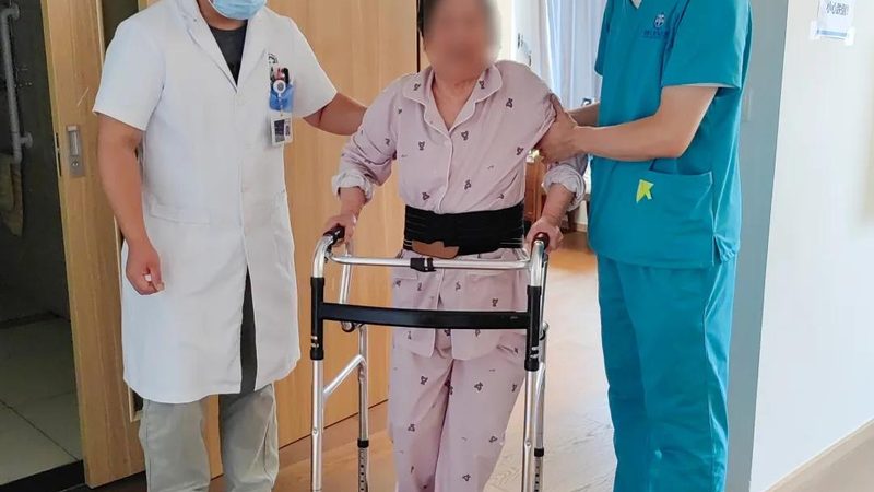 老人陪护：注意事项与护理标准全解析