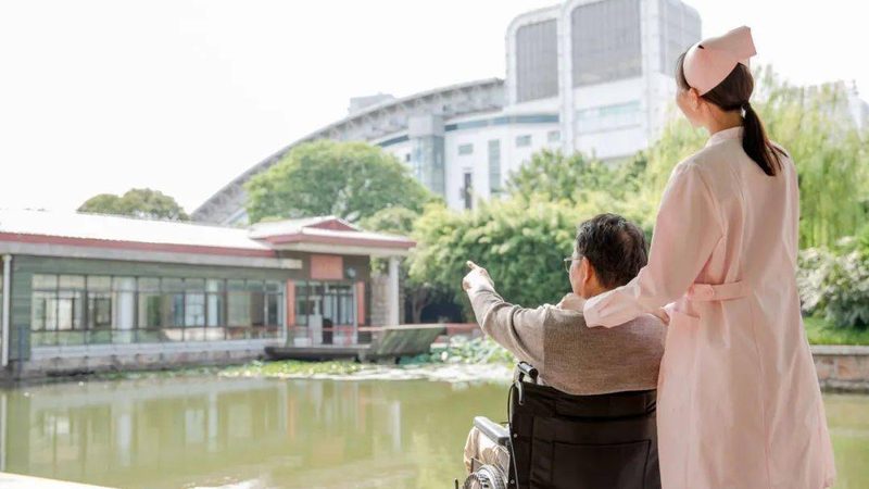 小型社区养老服务中心加盟，如何选择合适条件？**